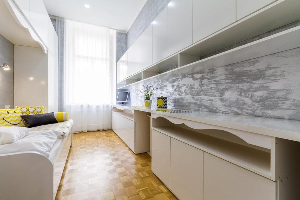 Stylish Apartment 5 Minutes Walk From City Center Прага Экстерьер фото